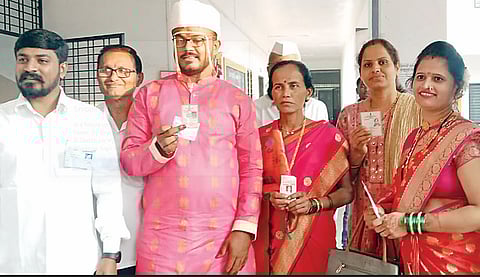 आधी मतदान; मग लग्न ! बोहल्यावर चढण्याआधी नवरदेवाने केले मतदान