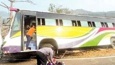 रायगड : बोरघाटात सुदैवाने बस झाडाला अडकली; ६४ विद्यार्थी थोडक्यात बचावले