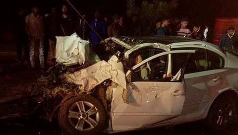 पालघर : मुंबई-अहमदाबाद महामार्गावर कार- बसमध्ये भीषण अपघात, ४ ठार