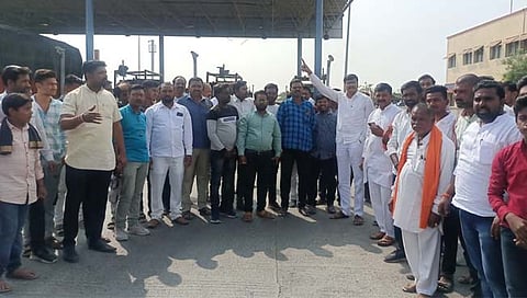 अमरावती : नांदगाव पेठ येथील संतप्त नागरिकांनी टोल नाका पाडला बंद