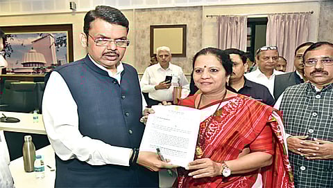 नाशिक ः अधिकार्यांनी संगनमत करून माजी सैनिकाची जमीन बेकायदेशीर विकण्याचा घाट घातला. त्या प्रकरणी उपमुख्यमंत्री देवेंद्र फडणवीस यांना निवेदन देताना आ. देवयानी फरांदे.