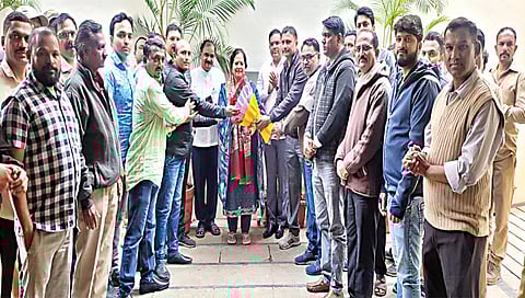 नाशिक : आमदार प्रा. देवयानी फरांदे यांचे आभार मानताना मनपाचे सफाई कर्मचारी.