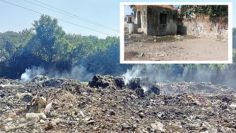 ओझर : गावाला लागून असलेल्या याच डंपिंग ग्राउंडला रात्रीच्या वेळी आग लावण्यात येते.(छाया : मनोज कावळे)