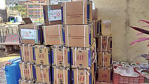 मालेगाव : म्हाळदेशिवारातून पवारवाडी पोलिसांनी जप्त केलेला बेकायदा औषधसाठा.