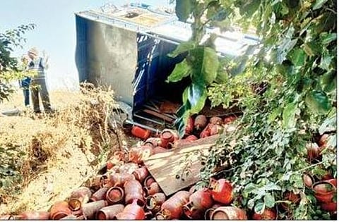 सातारा : नुने येथे गॅस सिलिंडरचा ट्रक पलटी