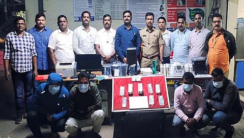 कोल्हापूर : ‘आधार’ सुविधा केंद्रातील ‘कौशल्या’चा वापर करून बनावट नोटा छापणारी टोळी जेरबंद; कळे येथून साडेचार लाखांच्या नोटा जप्त