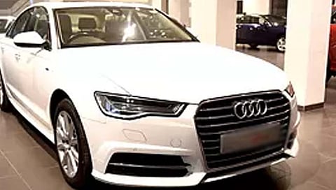 यूट्यूबवरील कमाईतून तरुणाने घेतली ऑडी