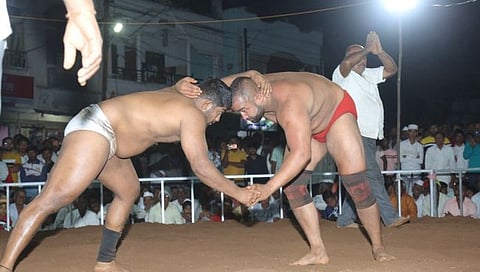 कोल्हापूर : दत्तवाडच्या कुस्ती मैदानात पैलवान मनोज गावडे यांनी मारली बाजी