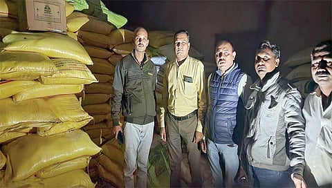 देवळा : लोहोणेर येथील खत दुकानात तपासणी करताना कृषी अधिकारी.