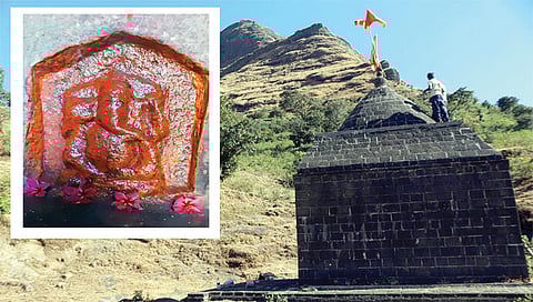 सटाणा : साल्हेर किल्ल्याच्या पायथ्याशी असलेल्या मंदिरातील शेंदूर फासलेली गणेशमूर्ती, दुसर्या छायाचित्रात शेंदूर काढल्यानंतर उघड झालेले मूर्तीचे रूप. तिसर्या छायाचित्रात शासकीय ठेकेदार बी. डी. पाटील यांनी जीर्णोद्धार केलेले गणेशमंदिर. (छाया : सुरेश बच्छाव)