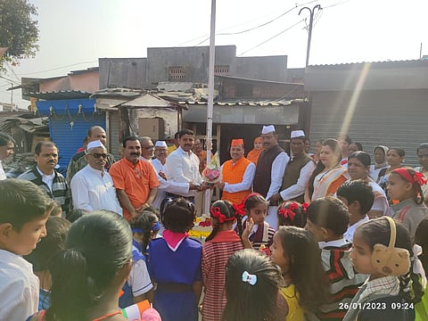 नाशिक : येथील जुने कुंभारवाडा वसाहत परिसरात प्रजासत्ताक दिनप्रसंगी मान्यवर दिनेश चव्हाण यांचे स्वागत करताना गुरु इच्छा मित्र मंडळ अध्यक्ष गौरव क्षीरसागर. (छाया : हेमंत घोरपडे)