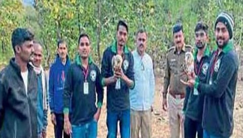 पिंपळनेर : ता.साक्री येथील शेंडवड वन्यजीव संवर्धन संस्था व वनविभागाचे अधिकारी इ. (छाया: अंबादास बेनुस्कर)