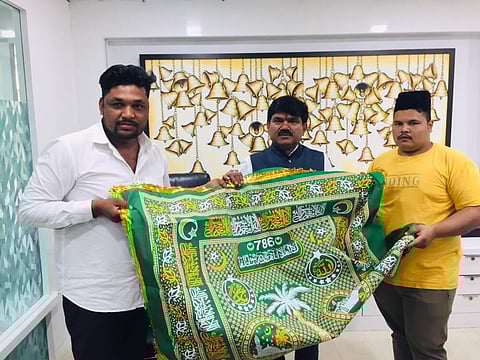 हजरत ख्वाजा गरीब नवाज यांच्या उर्स निमित्त चादर शरीफ काशिफ पिरजादे यांच्या सुपूर्द करतांना खासदार हेमंत गोडसे. (छाया: कादिर पठाण)