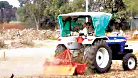 परभणीत शिवपुराणासाठी मुस्लिम व्यावसायिकाने दिली जागा; 18 एकरवरील तूर, हरभर्यावर फिरवला नांगर