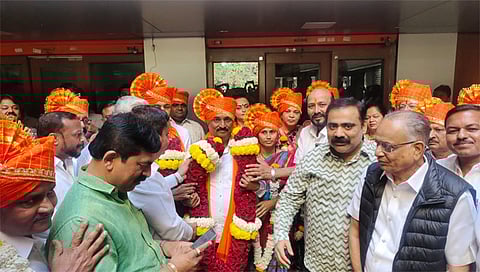 नांदगाव :जिल्हा मजूर संघाच्या अध्यक्षपदी प्रमोद भाबड यांची निवड झाल्याने त्यांचे स्वागत करताना समर्थक. (छाया: सचिन बैरागी)