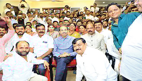 मुंबई : उद्धव बाळासाहेब ठाकरे यांच्या पक्षात प्रवेश करण्याप्रसंगी माजी मुख्यमंत्री उद्धव ठाकरे, माजी नगरसेवक भय्या मणियार, योगेश भोर