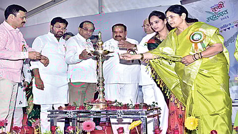 नाशिक : श्री स्वामी समर्थ सेवामार्ग आणि समर्थ गुरुपीठाद्वारे आयोजित कृषी महोत्सवाच्या उद्घाटनाप्रसंगी कृषिमंत्री राधाकृष्ण विखे-पाटील. समवेत आ. सीमा हिरे, गुरुमाउली अण्णासाहेब मोरे, कृषी सहसंचालक मोहन वाघ आदी. (छाया : हेमंत घोरपडे)