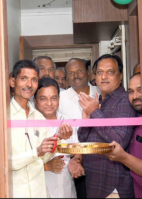 देवळा: येथील मर्चंट्स बँकेच्या नूतन आधुनिक कॅबिनचे उदघाटन करतांना नितीन शेवाळकर , राजेंद्र वडनेरे समवेत संचालक मंडळ ( छाया -सोमनाथ जगताप )