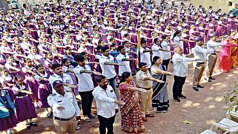 कोल्हापूर : वाहतूक नियमांचे काटेकोर पालन माझी जबाबदारी; विद्यार्थ्यांनी घेतली शपथ