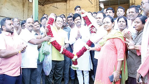 दोडी : आमदार गोपीचंद पडळकर यांचे स्वागत करताना भाजपचे पदाधिकारी, कार्यकर्ते.