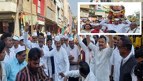 धुळे : अहिराणी साहित्य संमेलनात दिंडीमध्ये ठेका धरताना आ. कुणाल पाटील व नागरीक. (छाया: यशवंत हरणे)