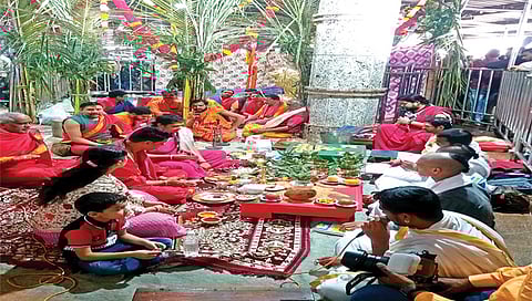 सप्तशृंगगड : येथील भगवती मंदिरात सुरू असलेली महापूजा.
(छाया : तुषार बर्डे)