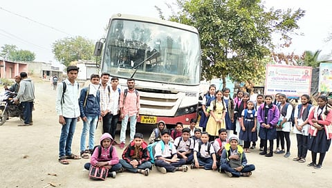 चांदोरे : नांदगाव बस अडवून निषेध व्यक्त करताना विद्यार्थी व ग्रामस्थ. (छाया : सचिन बैरागी)