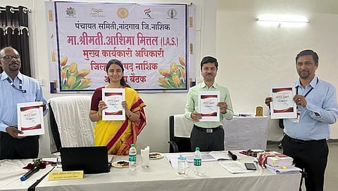 नांदगाव : आढावा बैठकीदरम्यान बंजारा शब्दकोशाचे प्रकाशन करताना मुख्य कार्यकारी अधिकारी आशिमा मित्तल. (छाया: सचिन बैरागी)