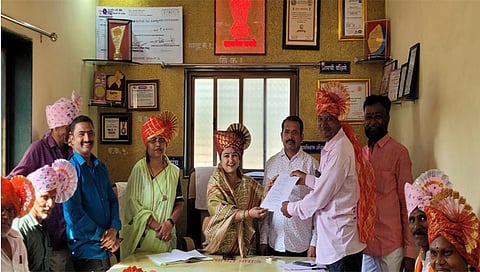 नांदगाव : बोराळे ग्रामपंचायतीच्या उपसरपंचपदी अनिल जाधव यांची बिनविरोध निवड झाल्यानंतर त्यांचा सत्कार करताना करतांना ग्रामपंचयत पदाधिकारी व ग्रामस्थ. ( छाया सचिन बैरागी )