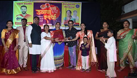 नाशिकरोड : ॲक्टिव सोशल संस्था संचलित अक्टिव लेडीज ग्रुप आयोजित हळदी कुंकू आणि उखाणा स्पर्धेत विजेत्या महिलांचा सत्कार करताना सुंदरा मनामध्ये भरली मालिकेतील कलाकार प्रणव प्रभाकर , कमला राजपुरोहित, प्रमोद साखरे, सायली साखरे आदी. (छाया उमेश देशमुख )