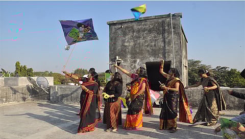 नाशिक : सोसायटीच्या इमारतीच्या टेरेसवर पतंग उडविण्यासाठी एकत्रित जमलेल्या युवती (छाया : रुद्र फोटो)