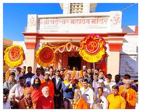 चांदवड : श्रीक्षेत्र चंद्रेश्वर महादेव मंदिराचे प्रथम चंद्रेश्वरबाबा स्व. स्वामी दयानंदजी व द्वितीय चंद्रेश्वरबाबा महामंडलेश्वर विद्यानंदपुरीजी महाराज यांच्या संयुक्त पुण्यतिथीनिमित्त आयोजित पालखी सोहळ्यात सहभागी झालेले सर्व महंत, पुजारी व भाविक भक्त. (छाया : सुनील थोरे)