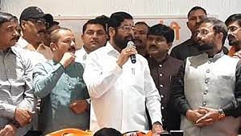 नाशिक : नाशिकमधून ठाकरे गटातील जवळपास ६० पदाधिकाऱ्यांनी मनपा विरोधी पक्षनेते अजय बोरस्ते व राजू लवटे यांच्या मार्गदर्शनाखाली मुख्यमंत्री एकनाथ शिंदे यांच्या हस्ते बाळासाहेबांची शिवसेना पक्षात प्रवेश केला. त्याप्रसंगी पक्षाचे नेते नरेश म्हस्के, भाऊसाहेब चौधरी, खासदार हेमंत गोडसे आदी.