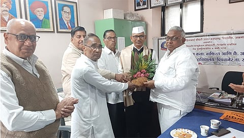 पिंपळनेर : प्रभारी प्राचार्यपदी नियुक्ती झाल्याबद्दल प्रा. के. डी. कदम यांचा सत्कार करताना संस्थेचे पदाधिकारी. (छाया: अंबादास बेनुस्कर)