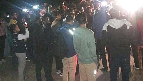 बीबीसीची डॉक्युमेंटरी पाहणाऱ्या जेएनयूतील विद्यार्थ्यांवर दगडफेक