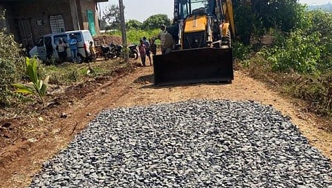 महाराष्ट्र-कर्नाटक सीमा जोडणाऱ्या ‘त्या’ रस्त्यावर पहिल्यांदाच पडणार डांबर