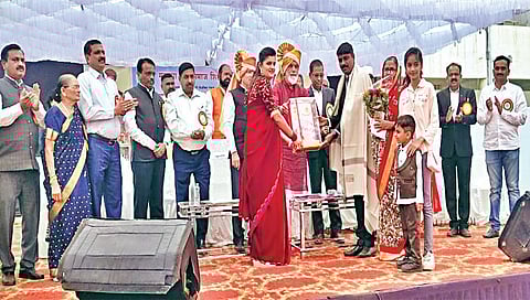 सिडको : सावित्रीबाई फुले विद्यालयातील शिक्षक गोकुळ माळी यांना प्रमुख अतिथी पालकमंत्री दादा भुसे यांच्या हस्ते आदर्श शिक्षक पुरस्कार प्रदान करण्यात आला. त्याप्रसंगी डॉ. संजय बेलसरे, भाऊराव बच्छाव, डी. डी. खैरनार, पुरुषोत्तम फुलसुंदर, बाळासाहेब पुंड, सुनीता खैरनार, मधुकर बच्छाव.