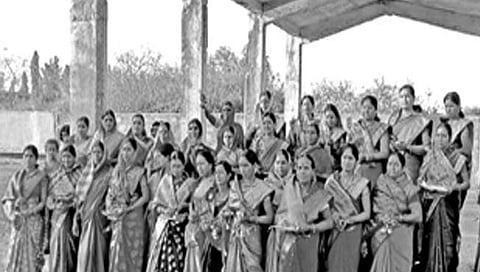 लातूर : स्मशानभूमीत महिलांनी साजरी केली संक्रांत; वाण म्हणून वाटली पुस्तके