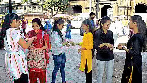 कोल्हापूर : तिळगूळ घ्या, गोड बोला.. मकर संक्रांत उत्साहात साजरी