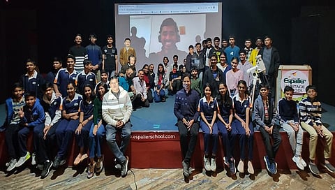 नाशिक: नाशिक डिस्ट्रिक्ट टिंकरिंग लॅबोरेटरीने उपलब्ध करुन दिलेल्या आकाशाचा शोध घेण्याचा आनंद अनुभव घेताना विद्यार्थी.