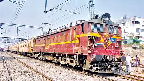 कोल्हापूर : महालक्ष्मी, हरिप्रिया एक्स्प्रेसला विद्युत इंजिन