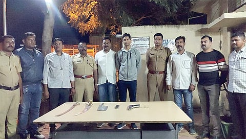 मालेगाव : दरोडेखोरांकडून गावठी कट्टा, चॉपर, तलवार हस्तगत करणार्या पथकासमवेत पोलिस उपअधीक्षक तेगबिरसिंग संधू.