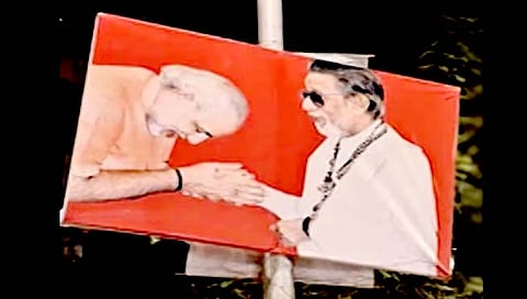 बाळासाहेबांसमोर झुकलेल्या मोदींचे बॅनर मुंबईभर झळकले!