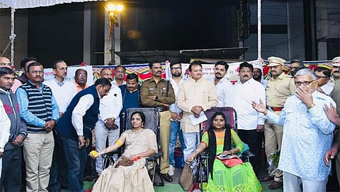 धुळे : रक्तदान शिबरात रक्तदान करताना तरुण. (छाया: यशवंत हरणे)