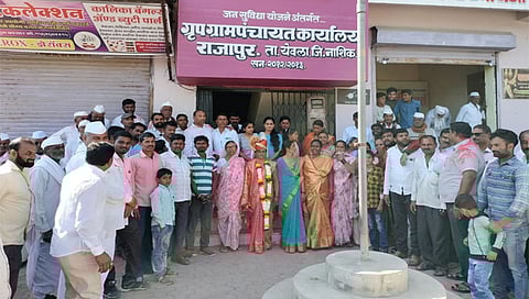 राजापूर : राजापूर सोमठाणजोश ग्रुप ग्रामपंचायतच्या सरपंचपदी वंदना आगवन यांची बिनविरोध निवड झाल्याने त्यांचा सत्कार करताना ग्रामपंचायत सदस्य व पदाधिकारी आणि ग्रामस्थ. (छाया: लाल कुडके)