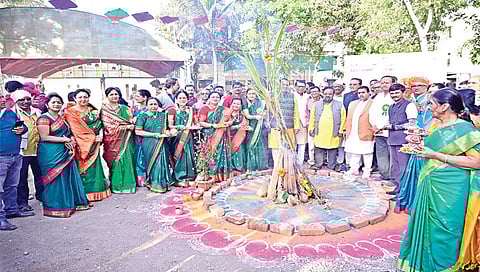 नाशिक : शेकोटी लोककला साहित्य संमेलनाच्या ग्रंथपूजा शेकोटीपूजा प्रसंगी प्रा. डॉ. शंकर बोर्हाडे, डॉ.गणेश चंदनशिवे, वास्तुविशारद बाळासाहेब मगर आदी.