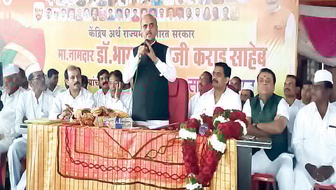 सिन्नर : निमगाव-सिन्नर येथे शेतकरी मेळाव्यात बोलताना केंद्रीय अर्थराज्यमंत्री भागवत कराड. समवेत केदार आहेर, भाऊसाहेब शिंदे, जयंत आव्हाड, जनार्दन सानप आदी.