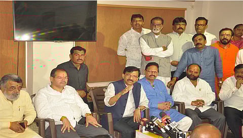 नाशिक : शालिमार येथील शिवसेना भवन येथे मेळाव्यात बोलताना खासदार संजय राऊत समवेत पदाधिकारी.