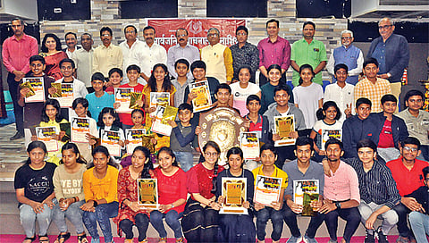 नाशिक : सावाना बालनाट्य स्पर्धेच्या पारितोषिक वितरणाप्रसंगी स्पर्धेतील विजेते आणि सावाना पदाधिकारी.