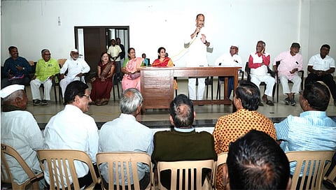 धुळे : खान्देशातील साहित्यिकांची बैठकीत बोलताना आमदार कुणाल पाटील. (छाया: यशवंत हरणे)